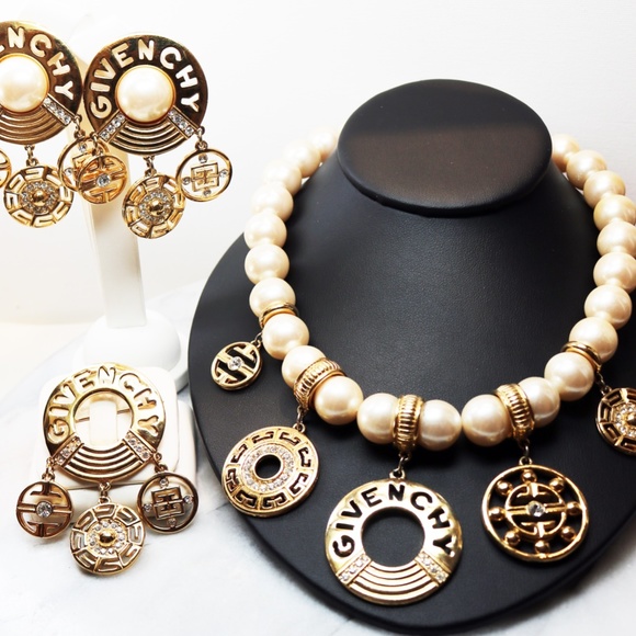 🎉 Host Pick ✨Vintage GIVENCHY LOGO Pearl Necklace - Picture 8 of 14